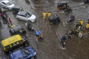 Mumbai Rains: People of Mumbai got some relief from the rain but after this warning from IMD, schools and colleges are still closed Mumbai Rains: मुंबई वालों को मिली बारिश से थोड़ी राहत मगर IMD की इस चेतावनी के बाद स्कूल-कॉलेज अभी भी बंद