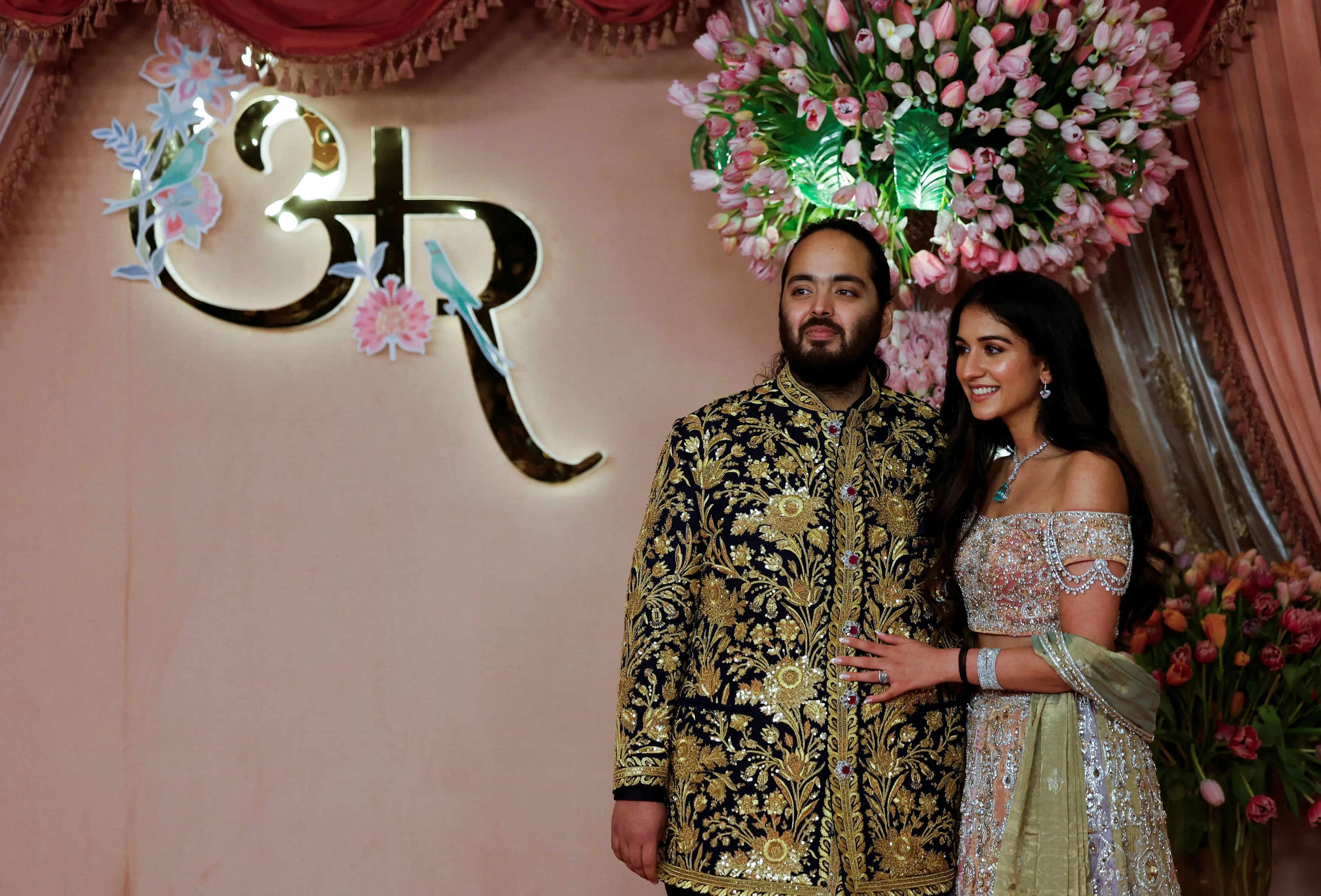Anant-Radhika Wedding: शादी के बंधन में आज बंधेंगे अनंत-राधिका, जानें शादी का फुल शेड्यूल, ड्रेस कोड Anant Ambani, son of businessman Mukesh Ambani during the sangeet ceremony at Jio World Centre, Mumbai