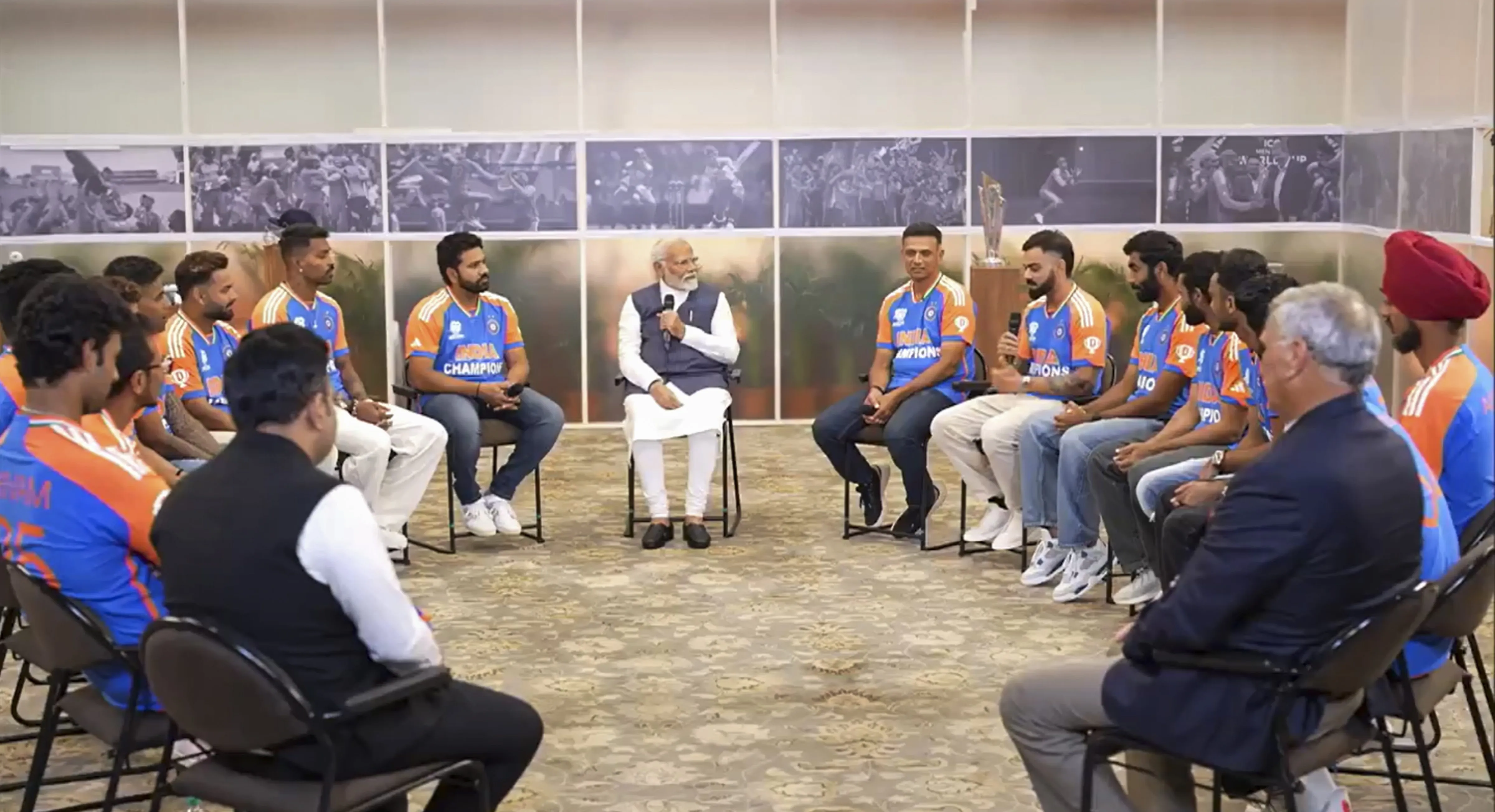 PM Modi with Indian cricket team