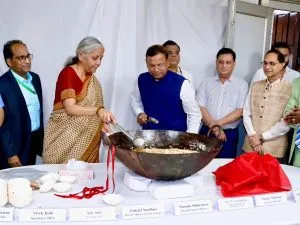 Budget 2024: Finance Minister attends traditional Halwa ceremony, work on finalizing budget documents begins Budget 2024: पारंपरिक हलवा समारोह में शामिल हुई वित्त मंत्री, बजट डॉक्यूमेंट्स को अंतिम रूप देने का काम शुरू