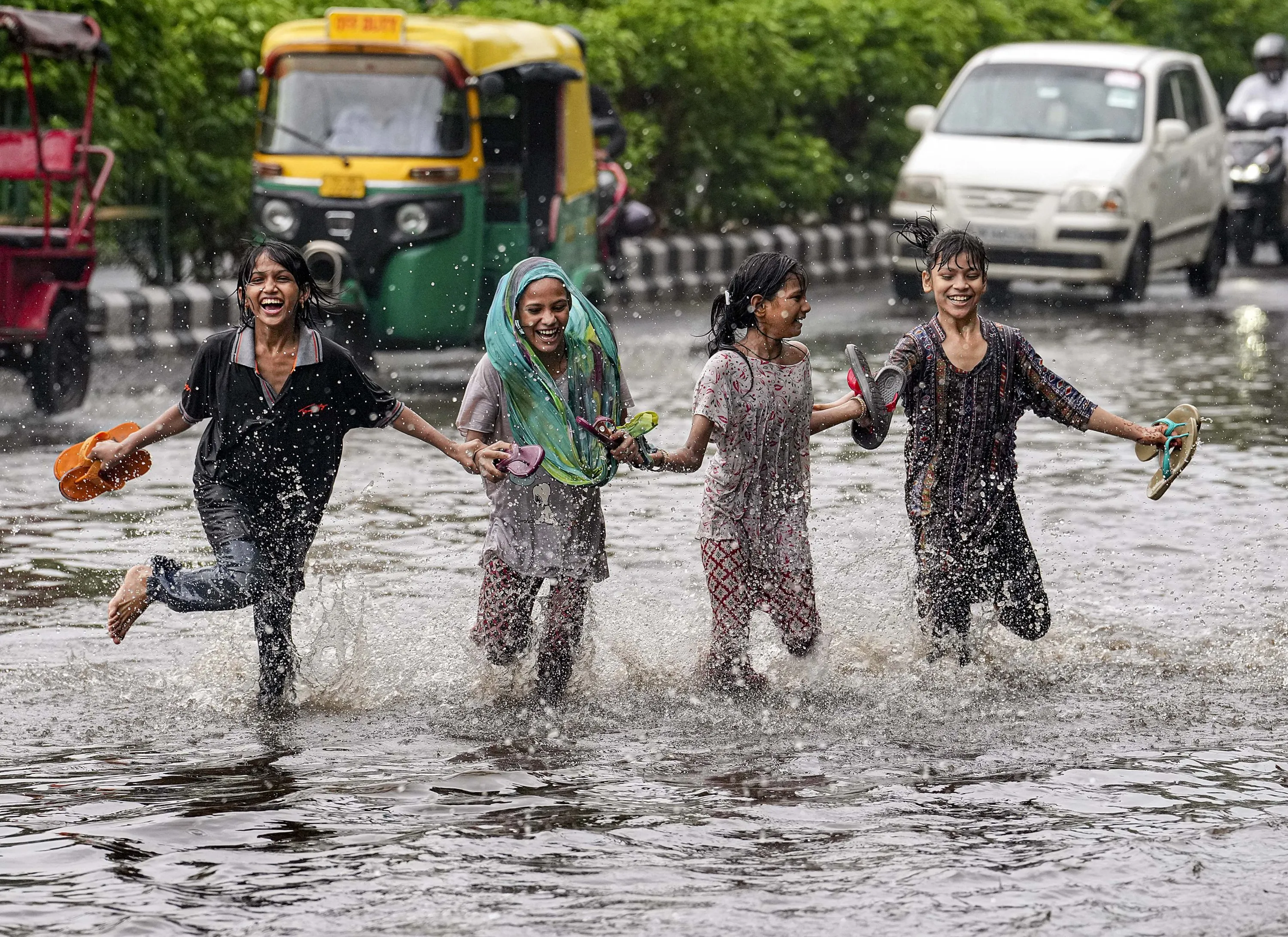 Delhi Weather Today: दिल्ली में बारिश से राहत की बौछार, मौसम विभाग ने जारी  किया 'येलो अलर्ट' - delhi weather today showers bring relief imd issues  yellow alert - बिज़नेस स्टैंडर्ड
