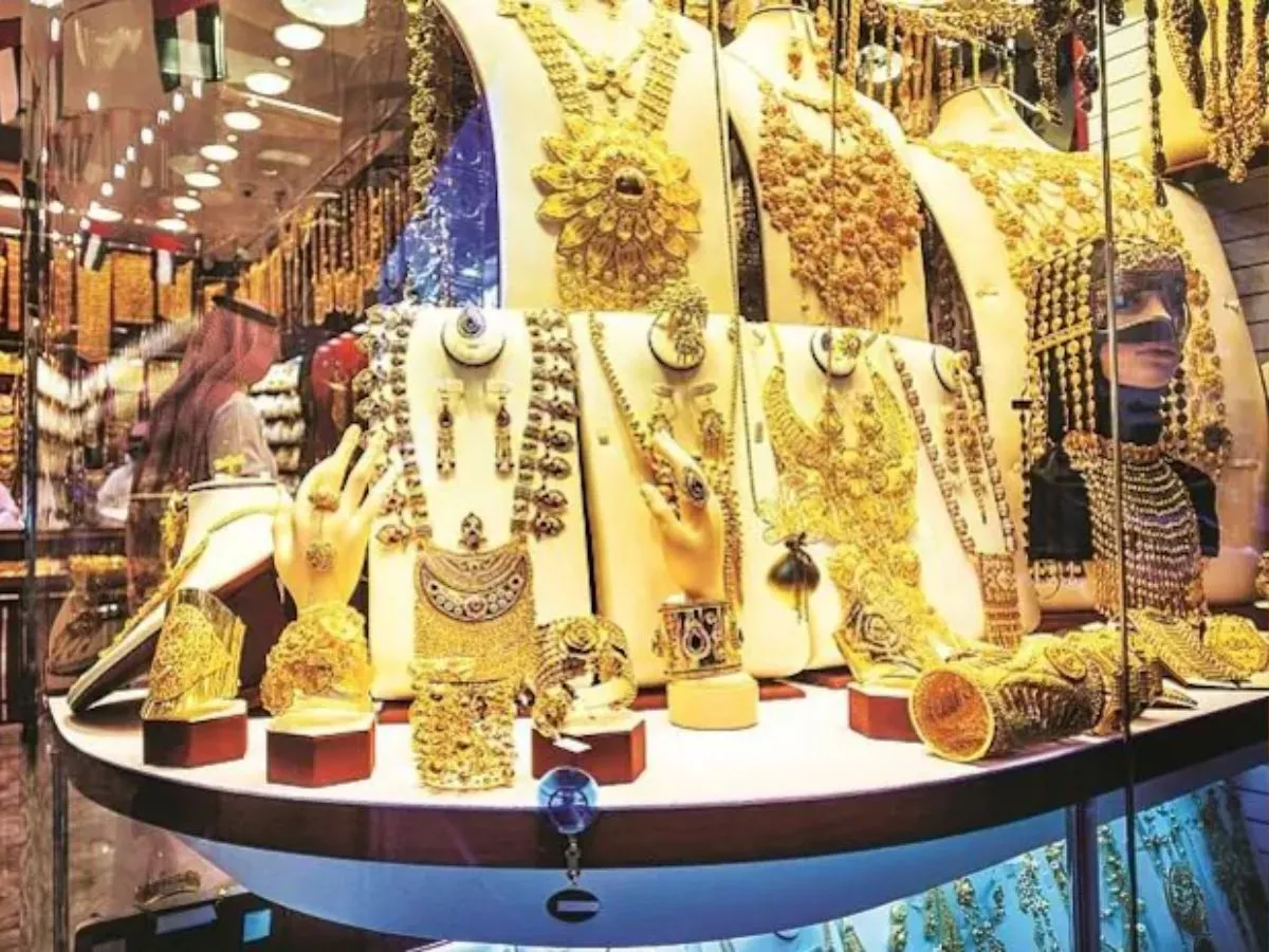 Gold prices: 2025 में 85,000 रुपये के पार जा सकता है सोना, चांदी भी दौड़ने को तैयार; क्या करें निवेशक? जानें