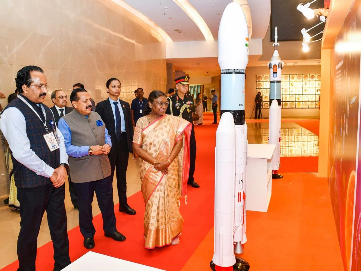 National Space Day celebrations: President Draupadi Murmu expresses concern over space debris, praises ISRO राष्ट्रीय अंतरिक्ष दिवस समारोह: राष्ट्रपति द्रौपदी मुर्मू ने अंतरिक्ष मलबे पर चिंता जताई, ISRO की सराहना की
