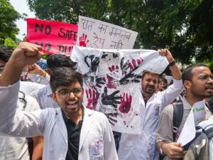 Kolkata Doctor case: Doctors' strike continues, OPD set up on the road, Health Ministry made many promises regarding security Kolkata Doctor case: डॉक्टरों की हड़ताल जारी, सड़क पर लगाई OPD, स्वास्थ्य मंत्रालय ने सुरक्षा को लेकर किए कई वादे