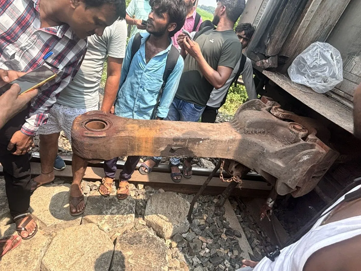 Bihar Train Accident: 'Coupling' of Magadh Express broken near Buxar, train divided into two parts बक्सर के पास मगध एक्सप्रेस की ‘कपलिंग’ टूटी, ट्रेन दो हिस्सों में बंटी