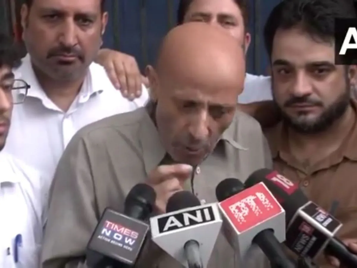 Jammu Kashmir elections: Engineer Rashid came out of Tihar Jail on interim bail, said- will fight for his people Jammu Kashmir elections: इंजीनियर रशीद अंतरिम जमानत पर तिहाड़ जेल से आए बाहर, कहा- अपने लोगों के लिए लड़ेंगे
