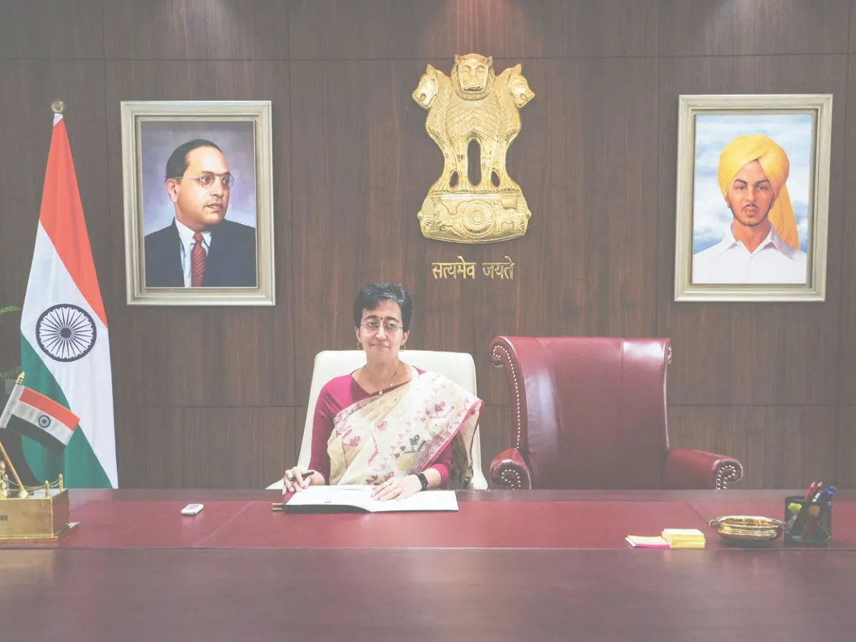 Delhi's new Chief Minister Atishi's 'Khadoon' model did not sit on the CM's chair; opposition attacker दिल्ली की नई मुख्यमंत्री आतिशी का 'खड़ाऊं' मॉडल, सीएम की कुर्सी पर नहीं बैठीं; विपक्ष हमलावर
