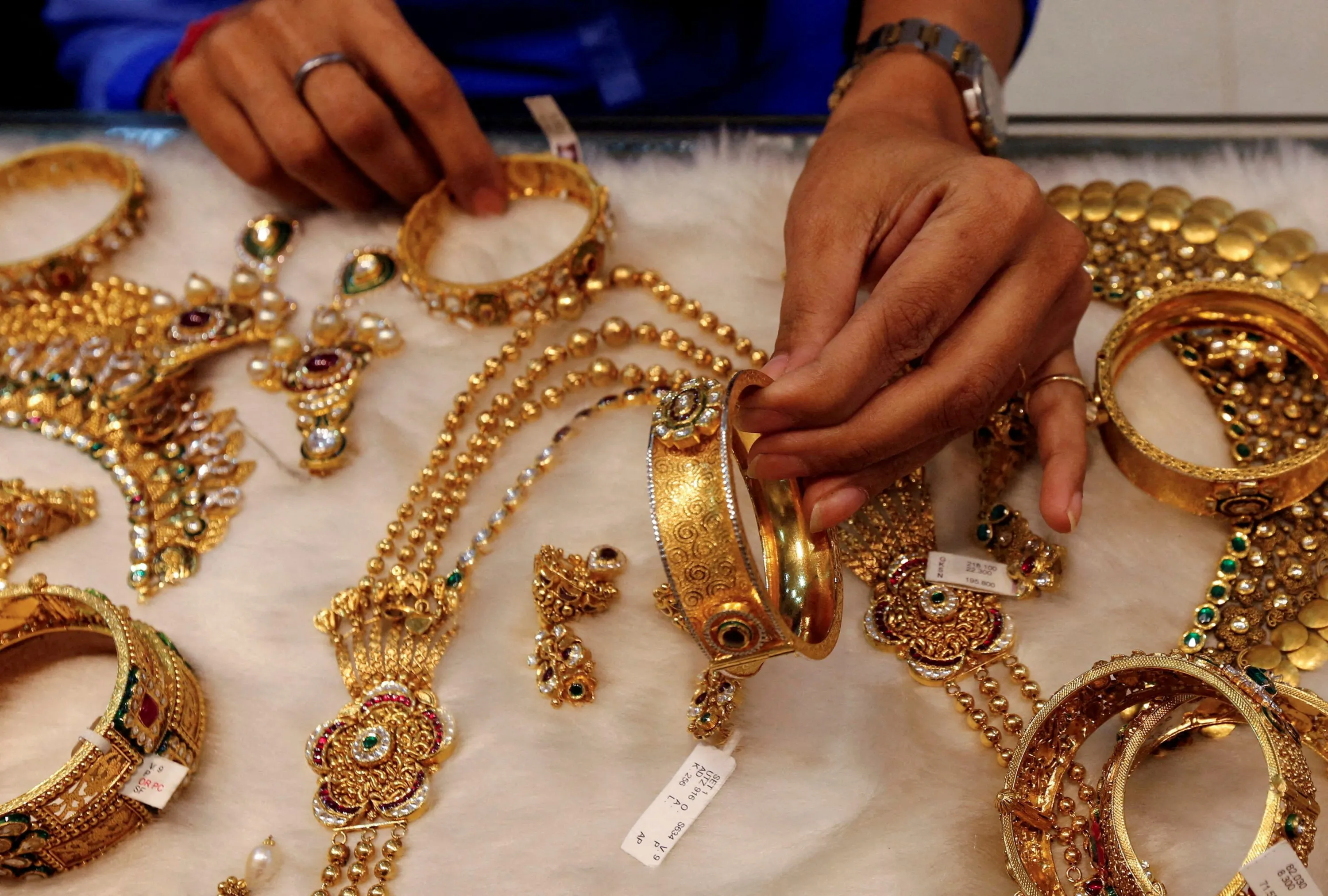 Gold Evening Roundup: US फेड के फैसले के बाद एक हजार रुपये से ज्यादा टूटा सोना, MCX पर भाव 75,700 के नीचे; आगे कैसी रहेगी चाल?