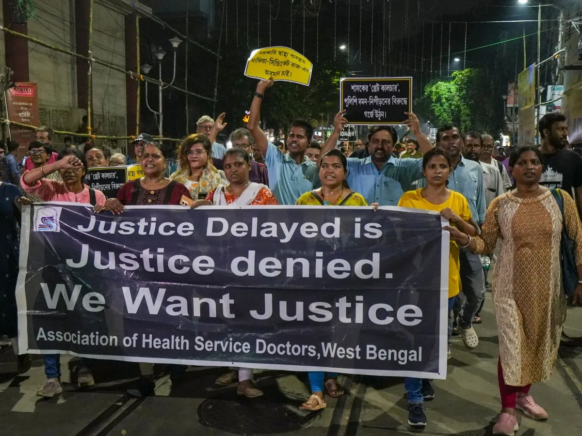 Junior doctors in West Bengal demand to ensure safety, stop work; indefinite strike begins पश्चिम बंगाल में जूनियर डॉक्टरों ने की सुरक्षा सुनिश्चित करने की मांग, बंद किया काम; अनिश्चितकालीन हड़ताल शुरू
