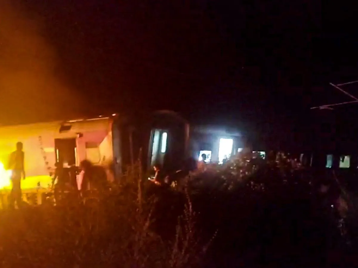 Passengers of the crashed Darbhanga Bagmati Express train were evacuated by special train, Railways ordered investigation दुर्घटनाग्रस्त दरभंगा बागमती एक्सप्रेस ट्रेन के यात्री स्पेशन ट्रेन से किए गए रवाना, रेलवे ने दिए जांच के आदेश