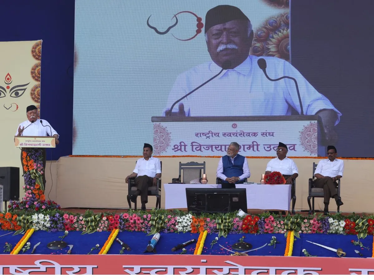 RSS chief Mohan Bhagwat addressed Sangh's annual Vijaya Dashami rally, gave statement on Bangladesh and Kolkata issue RSS प्रमुख मोहन भागवत ने संघ की वार्षिक विजया दशमी रैली को किया संबोधित, बांग्लादेश और कोलकाता मामले पर दिया बयान