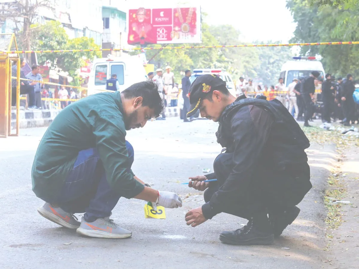 Huge explosion near school in Rohini, Delhi, NSG and NIA teams reached the spot. दिल्ली के रोहिणी में स्कूल के पास जोरदार धमाका, NSG और NIA की टीम मौके पर पहुंची