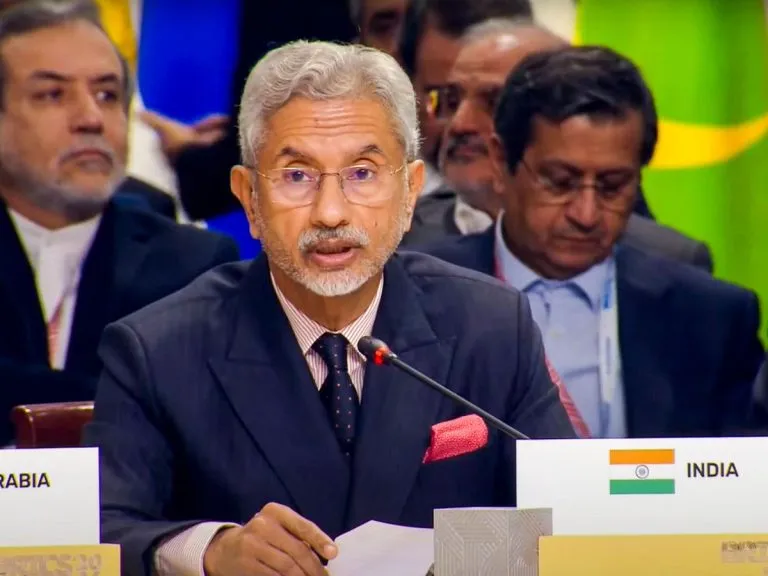 संवाद से हो विवादों का समाधान, यह युद्ध का युग नहीं; BRICS के ‘आउटरीच’ सेशन में बोले विदेश मंत्री एस जयशंकर संवाद से हो विवादों का समाधान, यह युद्ध का युग नहीं; BRICS के ‘आउटरीच’ सेशन में बोले विदेश मंत्री एस जयशंकर