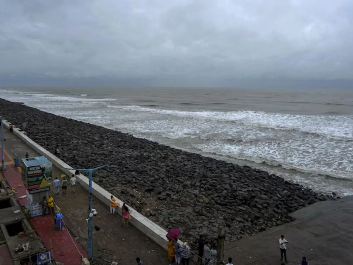 Cyclone Dana: Cyclonic storm 'Dana' reaches near Odisha, heavy rains in coastal areas ओडिशा के करीब पहुंचा चक्रवाती तूफान ‘दाना’, तटीय इलाकों में हुई भारी बारिश