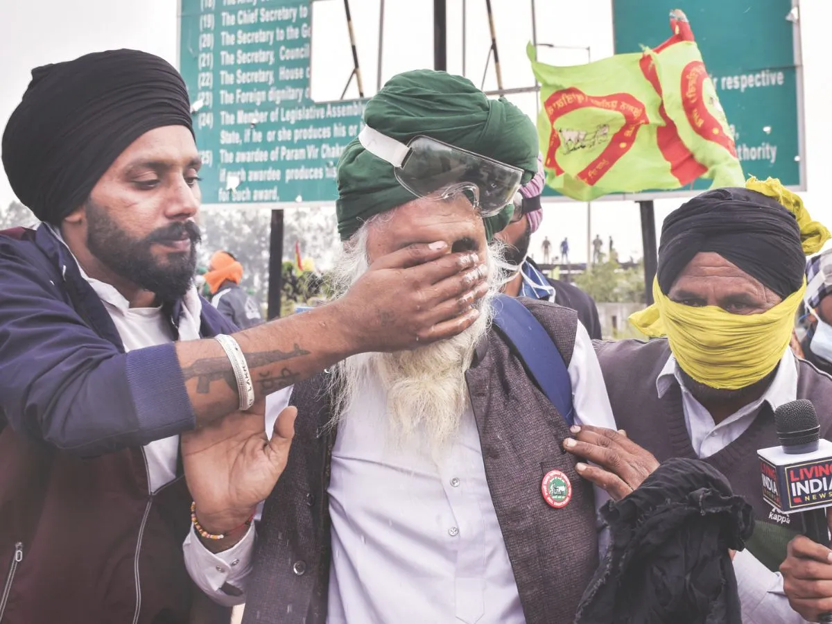 Farmers Protest: Farmers could not move forward even on the second day, police used tear gas and showered flowers दूसरे दिन भी आगे नहीं बढ़ सके किसान, पुलिस ने आंसू गैस व फूल बरसाए