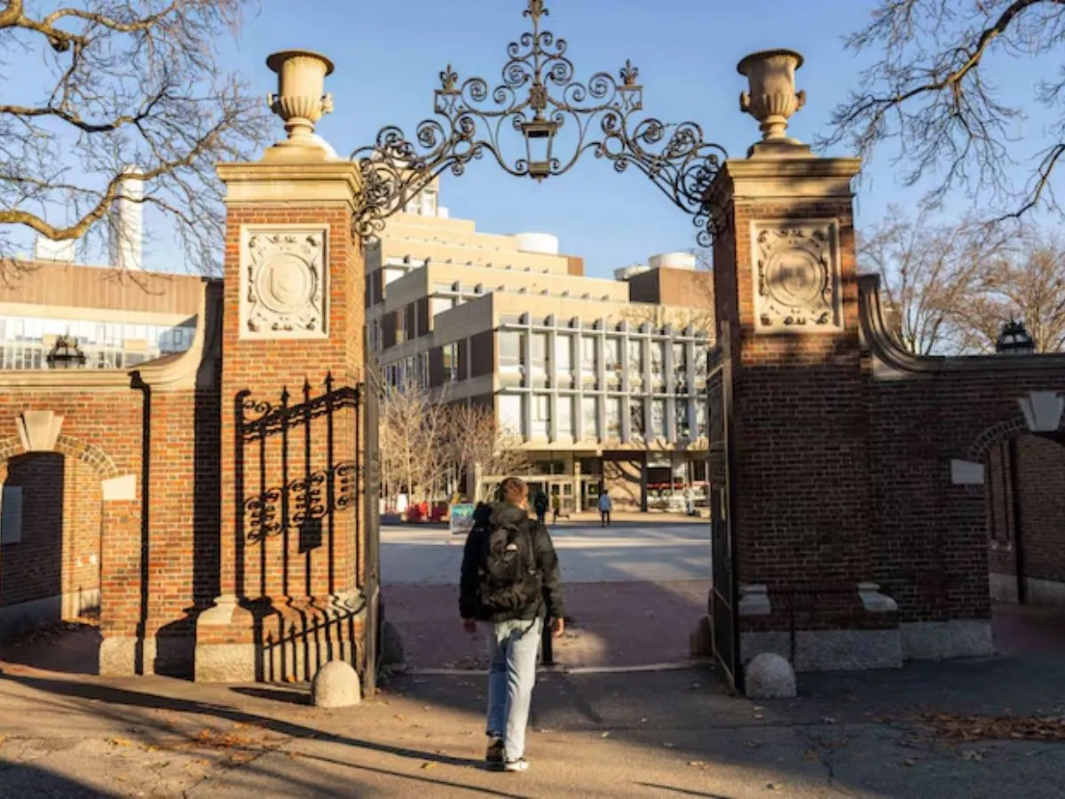 Trump Vs Harvard: हार्वर्ड की ‘ना’ पर भड़के ट्रंप, रोक दी 2.2 अरब डॉलर की फंडिंग Harvard