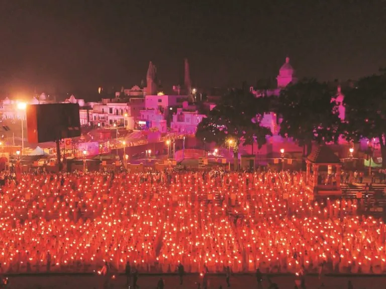 26 लाख दीयों से जगमग हो उठी अयोध्या नगरी, दीपोत्सव का बना नया विश्व रिकॉर्ड