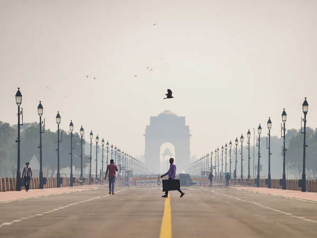 Delhi Weather Update: दिल्ली में हवा हुई जहरीली, AQI 325 तक पहुंचा – CM रेखा ने कहा, ‘क्लाउड सीडिंग जरूरी’ delhi aqi