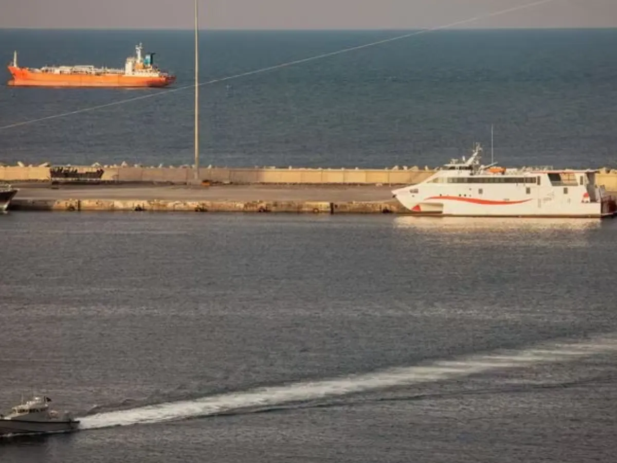 Iran fully closes Strait of Hormuz again