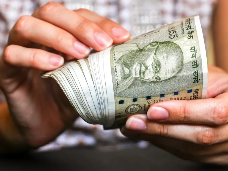 रुपये की गिरावट पर लगेगा ब्रेक या पहुंचेगा 96 के पार? क्रूड क्यों बना सबसे बड़ा खतरा