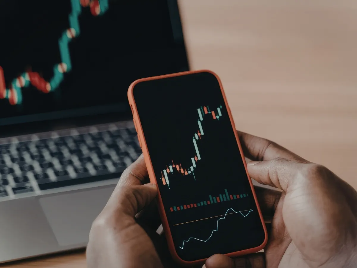 Stock Market Today: सपाट शुरुआत के संकेत, IT शेयरों पर रहेगी नजर; वैश्विक बाजारों में मिला-जुला रुख