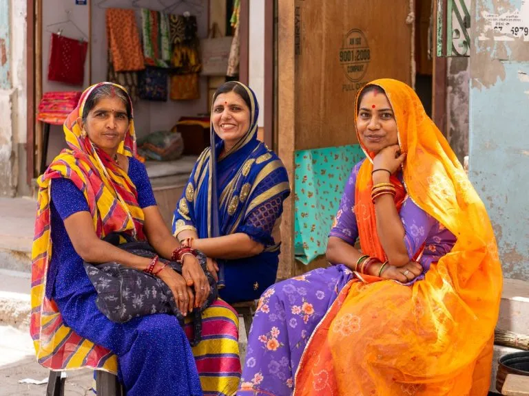 महिला वोटरों के लिए मुफ्त योजनाओं की होड़, क्या इससे बदल रही महिलाओं की आर्थिक स्थिति?